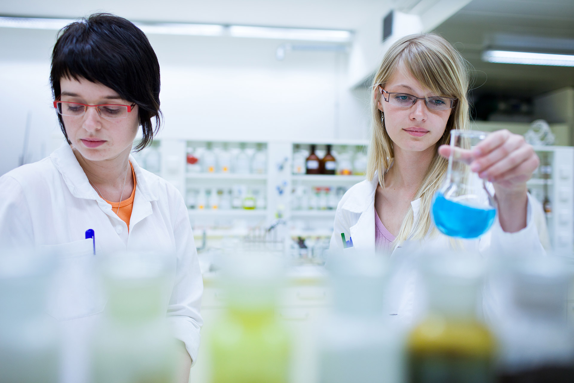 Две женщины в лаборатории. Две женщины исследователя. Женщины в науке. Lab Coat Chemist.